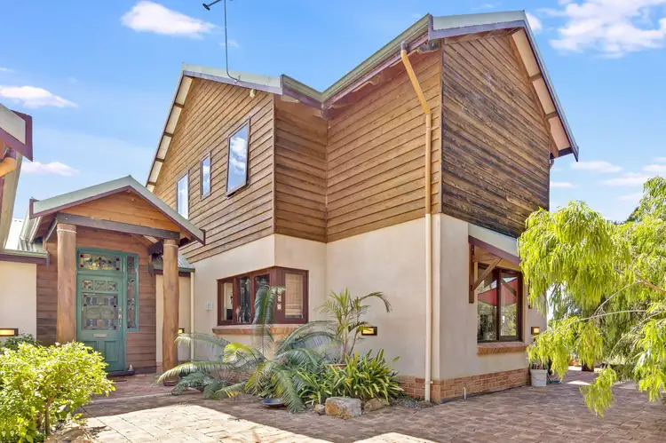 15 Woodlands Way