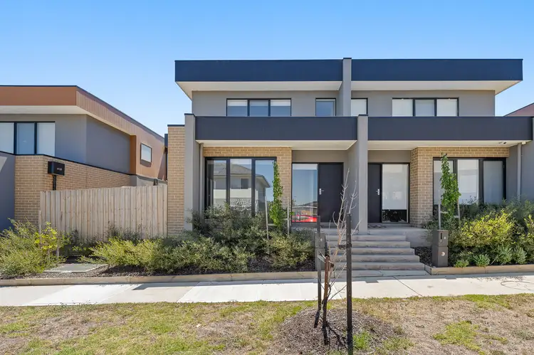 8 Tarnbeck Circuit, Clyde North VIC 3978