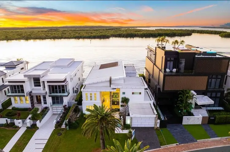 39 Knightsbridge Parade West, Sovereign Islands QLD 4216