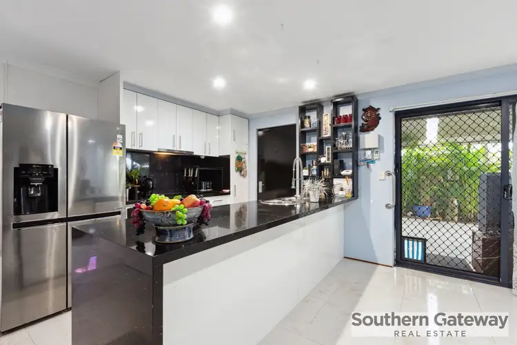 18 Campden Loop, Parmelia WA 6167