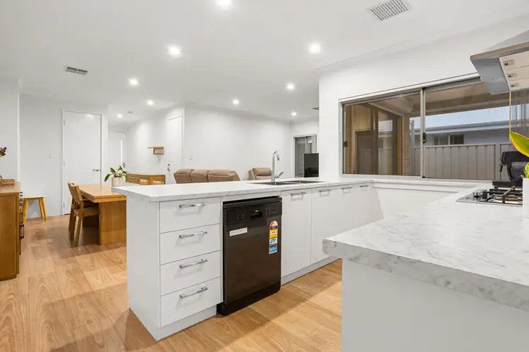 8 Dusky Court, Lake Coogee WA 6166