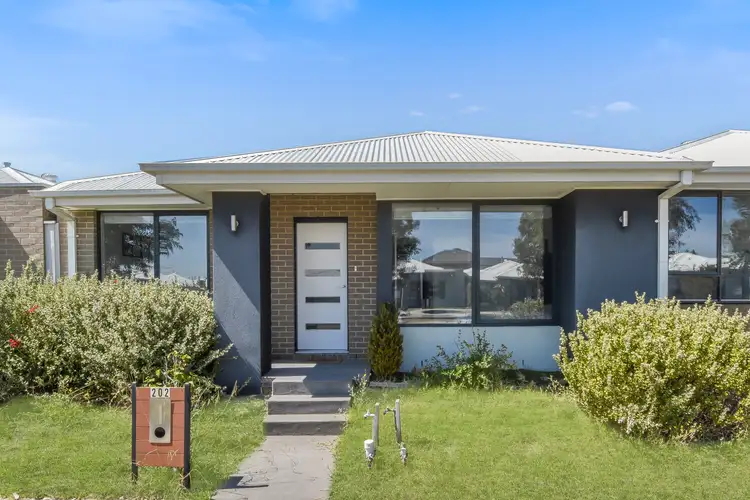 202 Wheelers Park Drive, Cranbourne North VIC 3977