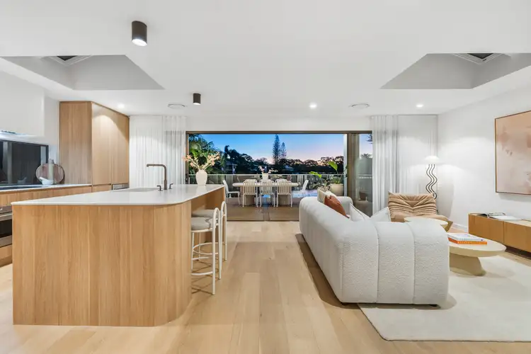 8 Helm Court, Mermaid Waters QLD 4218