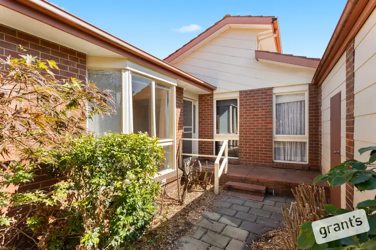 11 Ezard Close, Berwick VIC 3806