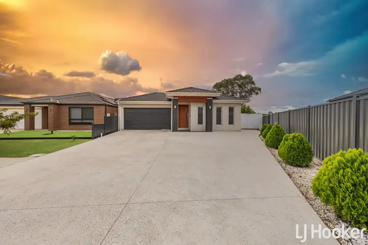 16 Linacre Crescent, Melton South VIC 3338
