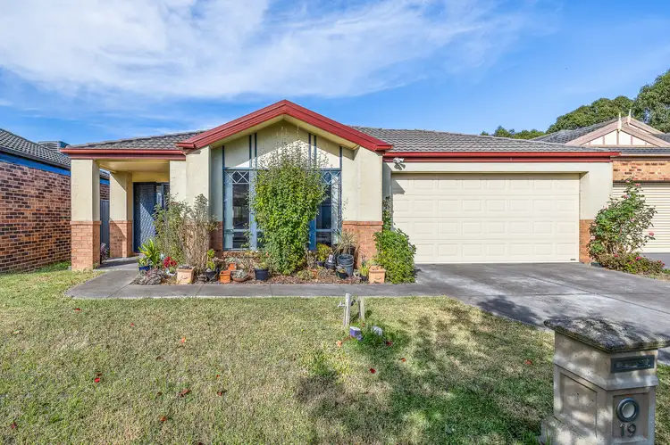 19 Mossman Drive, Cranbourne East VIC 3977