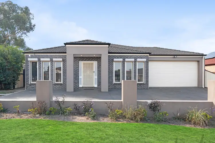 15 Redcliffs Crescent, Roxburgh Park VIC 3064