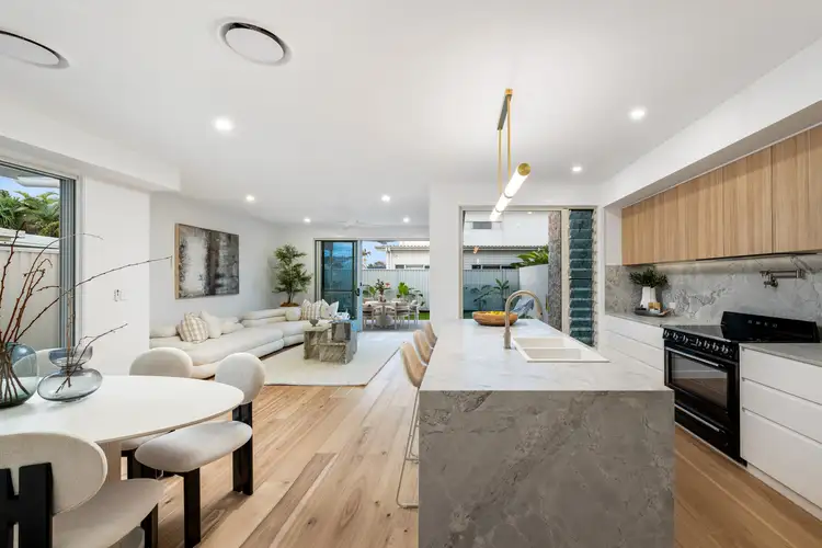 2/3 Langura street, Warana QLD 4575