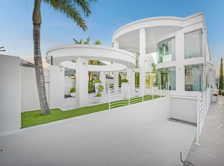 23 Queen Guineveres Place, Sovereign Islands QLD 4216
