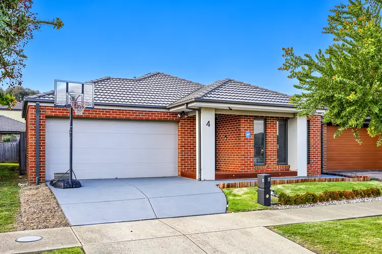 4 Fairoak Avenue, Clyde North VIC 3978