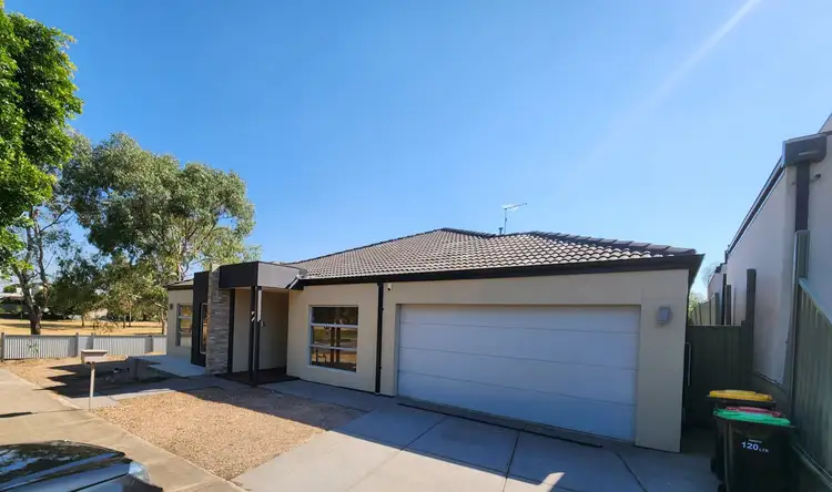 6 KUNUKA CIRCUIT, Caroline Springs VIC 3023