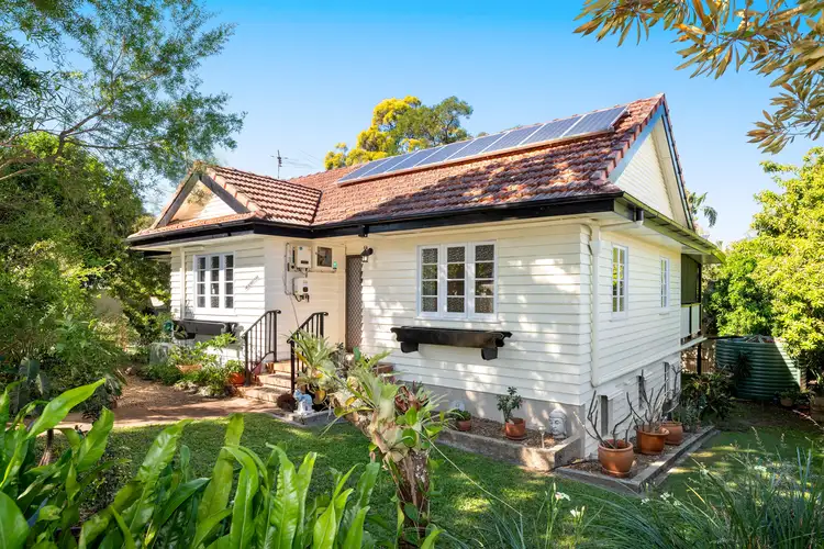 17 Joan Street, Norman Park QLD 4170