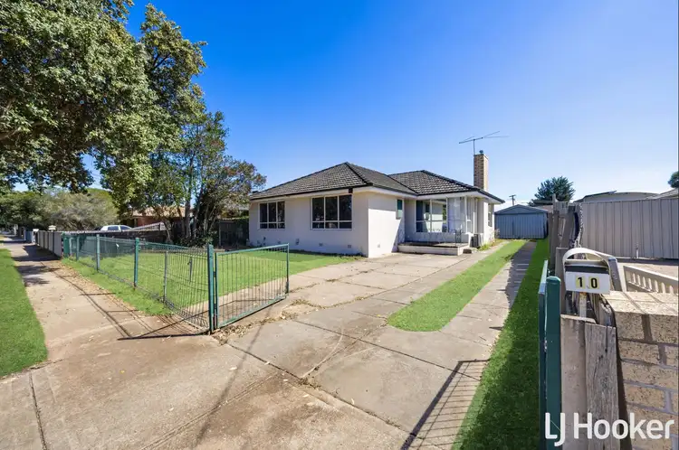 10 Second Avenue, Melton South VIC 3338