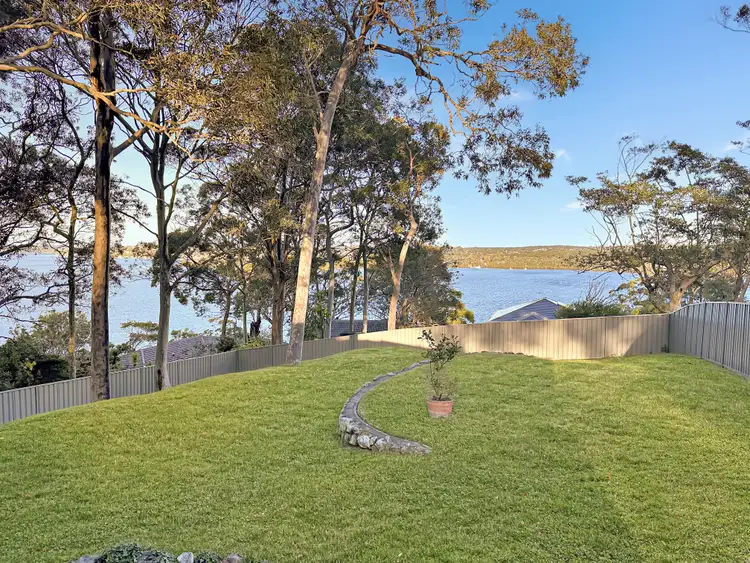 25 Coal Point Road, Coal Point NSW 2283