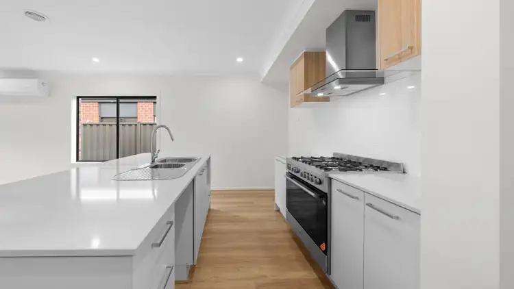 8 Twyford Street, Mickleham VIC 3064