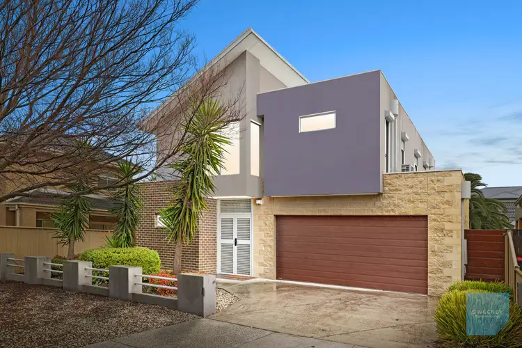 4 Stradbroke Gardens, Caroline Springs VIC 3023
