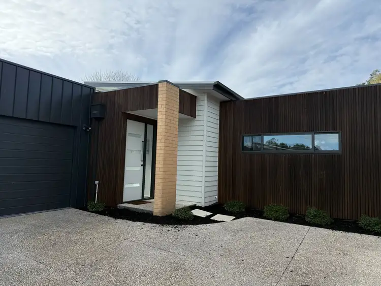 2/11 Wyndham Avenue, Cowes VIC 3922