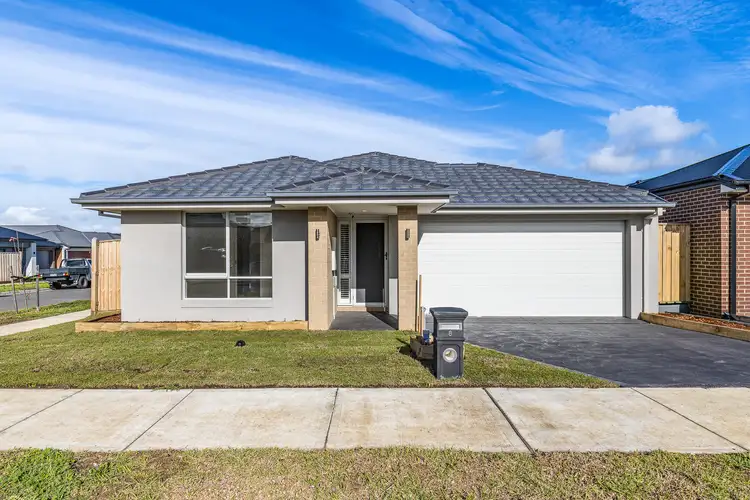 8 Octagonal Street, Cranbourne East VIC 3977