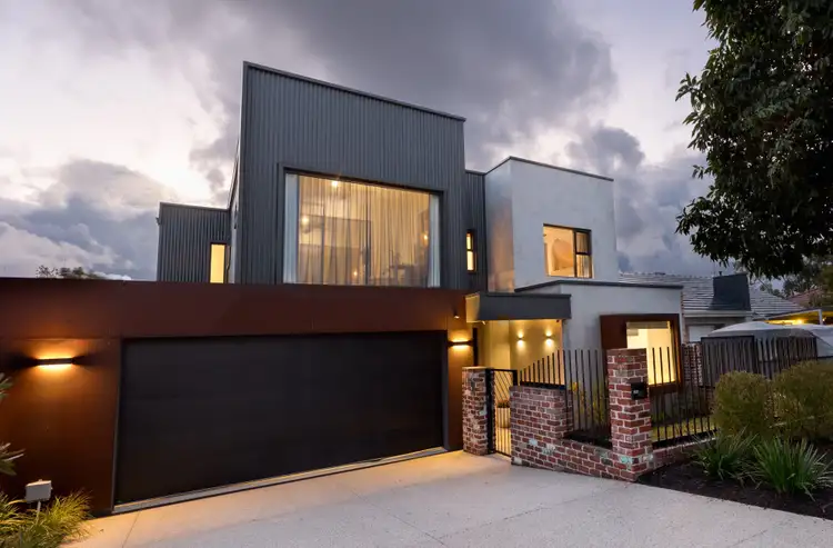 4A Woodley Crescent