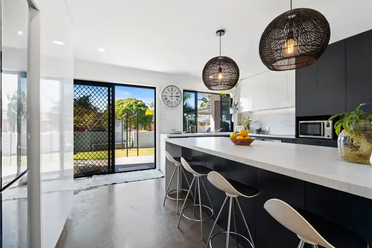 16 Bowline Road, Mermaid Waters QLD 4218