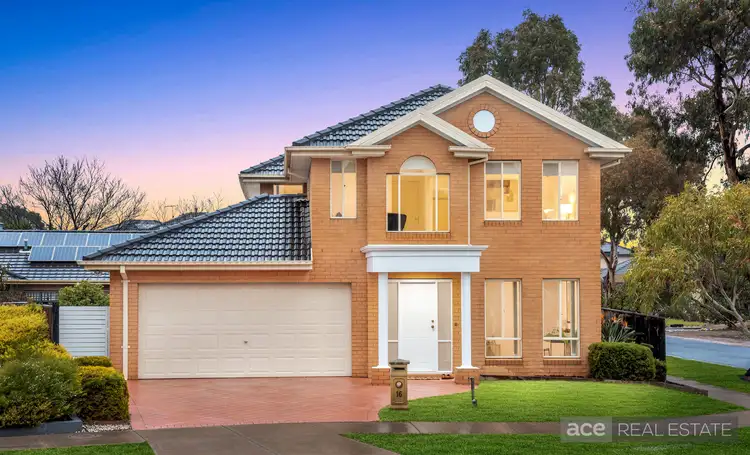 16 Scenic Drive, Sanctuary Lakes VIC 3030