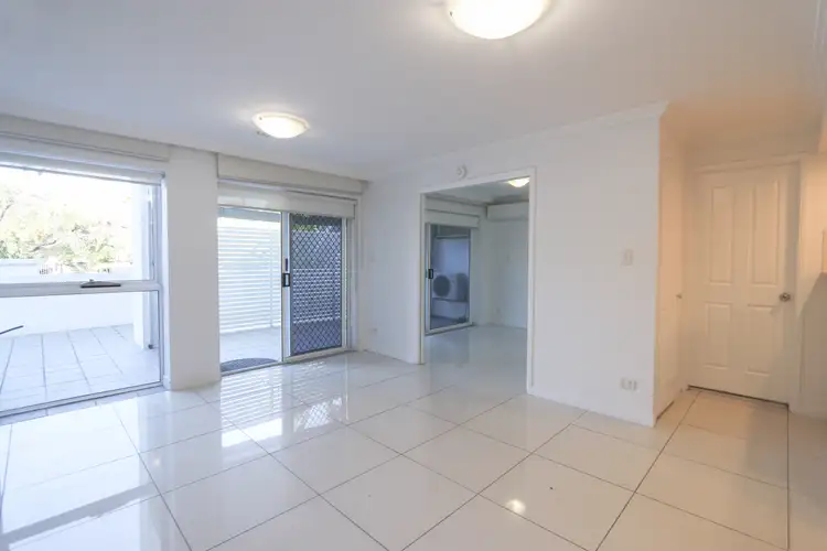 2/96 Stanhill Drive, Chevron Island QLD 4217