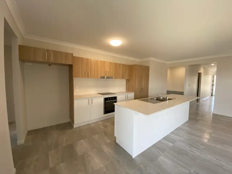 120 Lakeview Promenade, Newport QLD 4020
