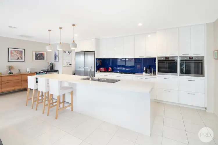 6 Cinnamon Drive, Lake Gardens VIC 3355