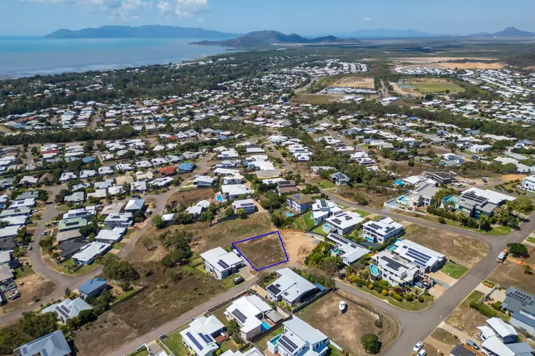 8 Cashell Crescent, Bushland Beach QLD 4818