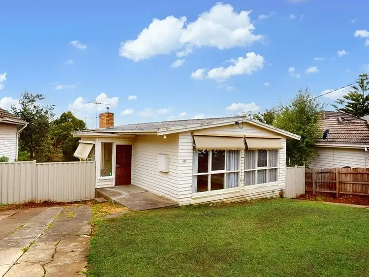 90 Lebanon Street, Strathmore VIC 3041