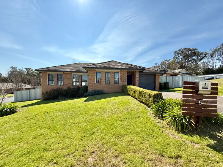 5 Henry Place, Young NSW 2594