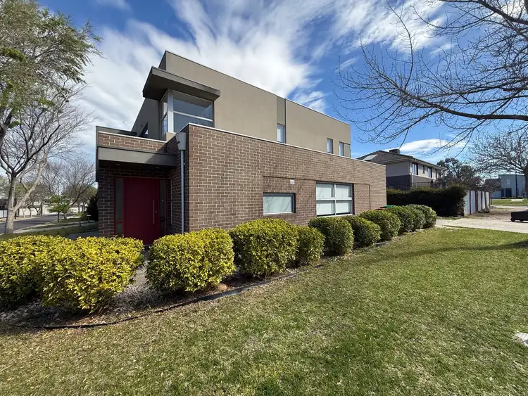 8 Stradbroke Gardens, Caroline Springs VIC 3023