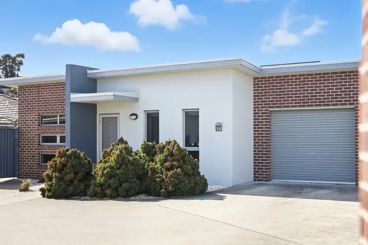 2/11 Eastfield Drive, Newnham TAS 7248