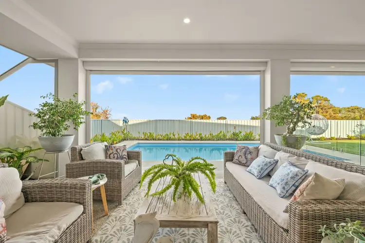 38 Buckingham Drive, Wannanup WA 6210
