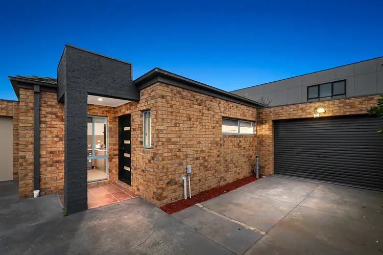 2/11 Lloyd Avenue, Epping VIC 3076