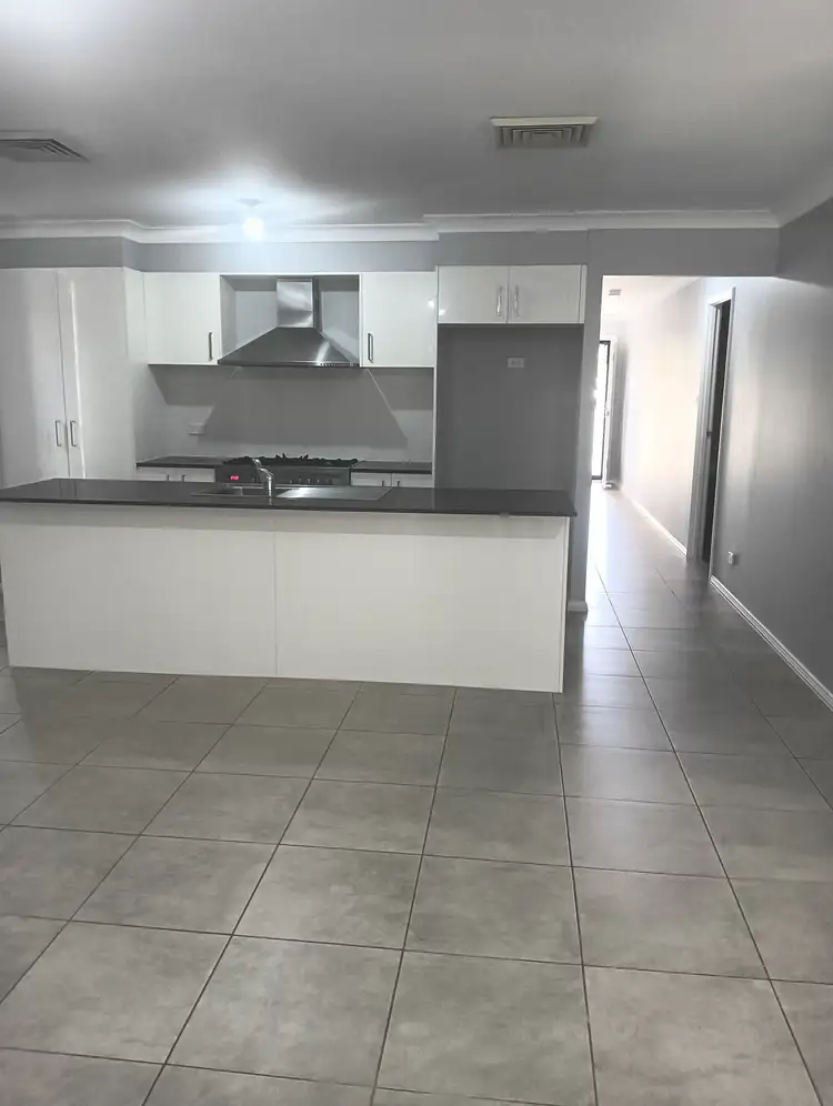 7 Holly Crescent, Jordan Springs NSW 2747