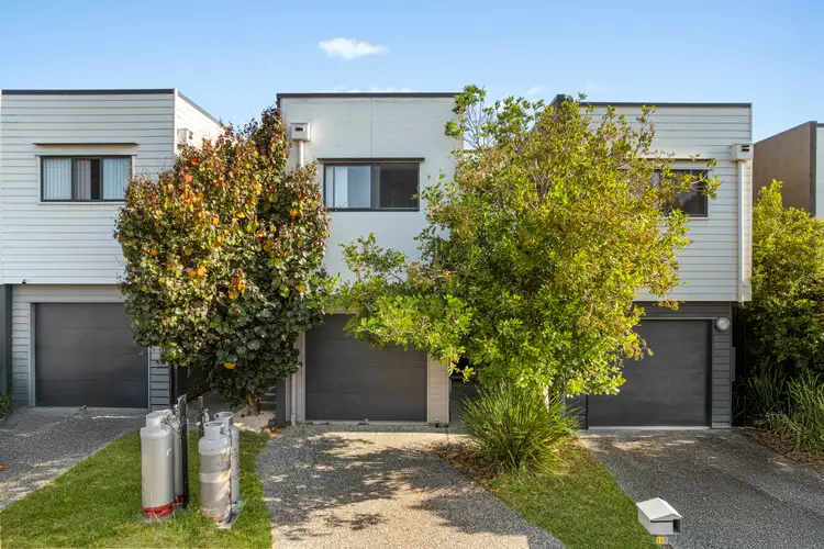 15 Woodroffe Crescent