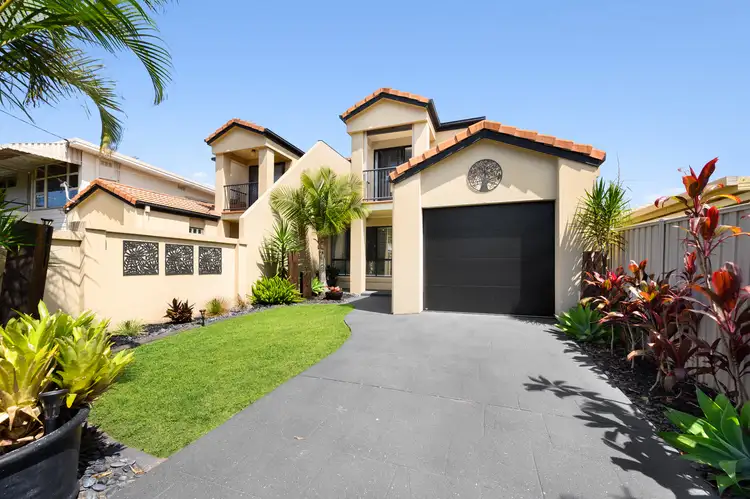2/16 Eider Avenue, Paradise Point QLD 4216