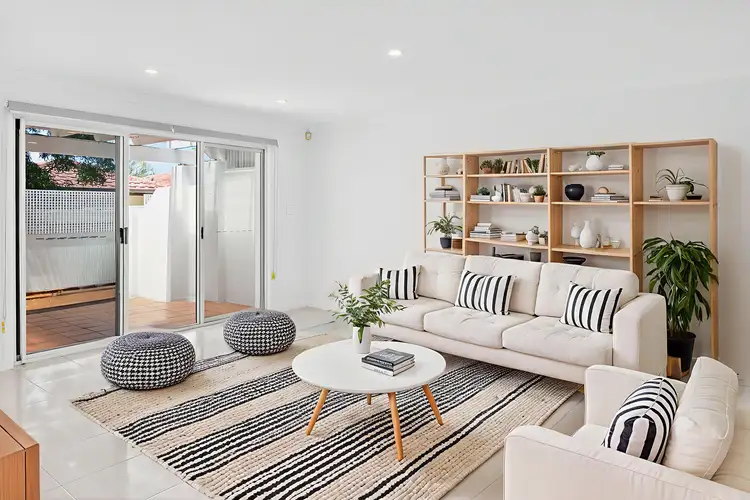 100 Cotlew Street East