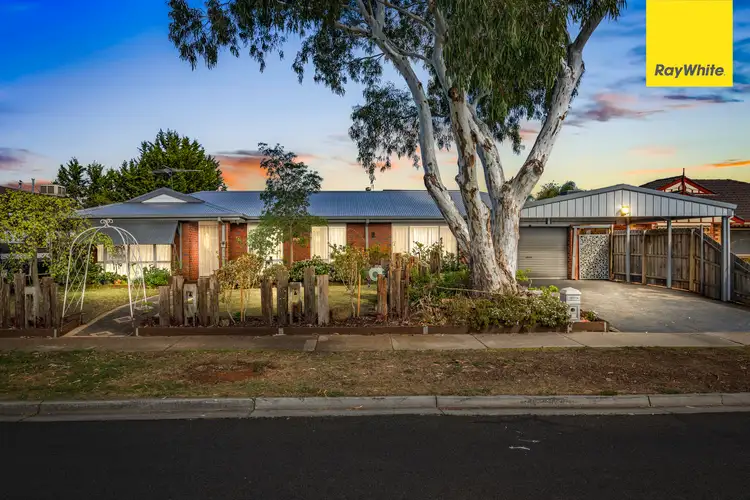 11 Cahill Drive, Brookfield VIC 3338