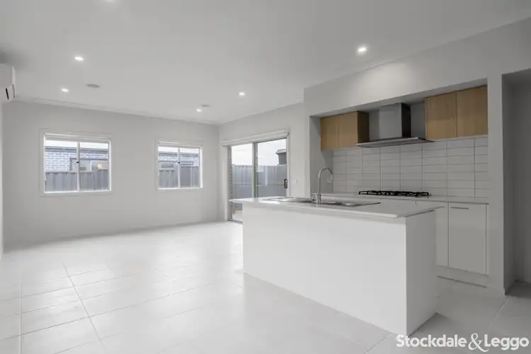 4 Dome Avenue, Donnybrook VIC 3064