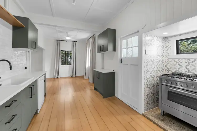 10 Arnold Street, Holland Park QLD 4121