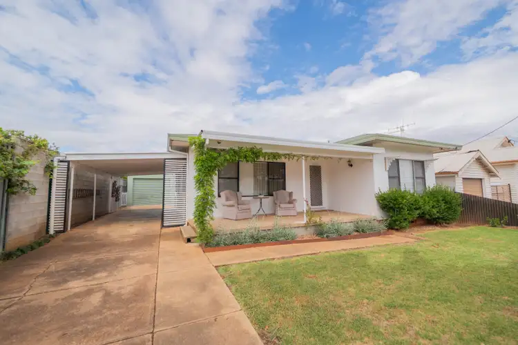 11 Armstrong Street, Parkes NSW 2870