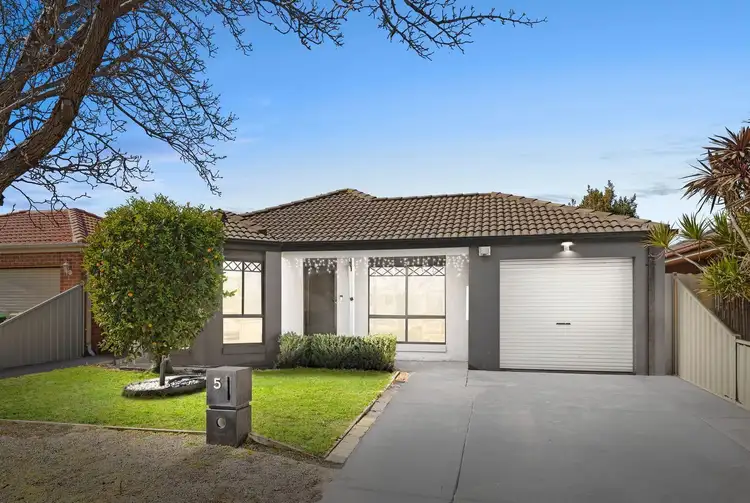 5 Diggers Place, Caroline Springs VIC 3023