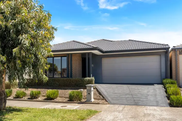 5 Falstone Circuit, Mickleham VIC 3064
