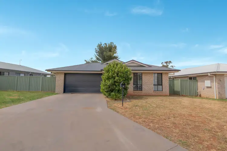 8 Rex Aubrey Place, Parkes NSW 2870