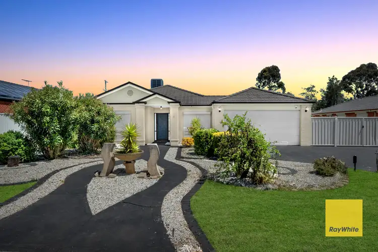 7 Hinchinbrook Close, Caroline Springs VIC 3023