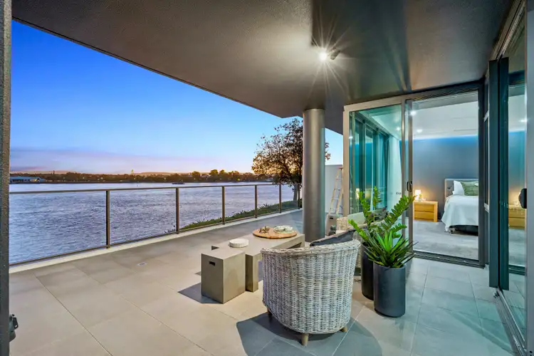 31103 Ephraim Island