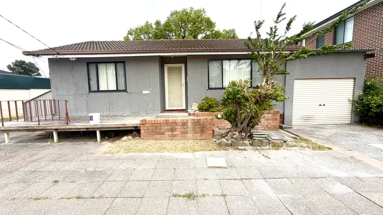 10 Barlow Crescent, Canley Heights NSW 2166