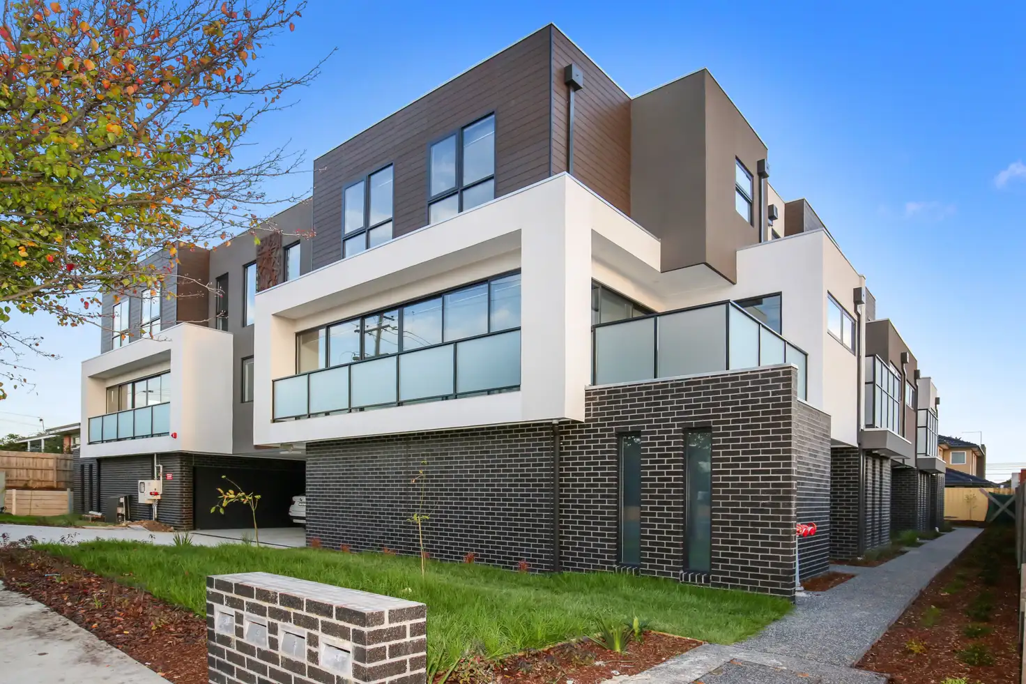 Main view of Homely townhouse listing, 1/114-116 Manningham Road, Bulleen VIC 3105